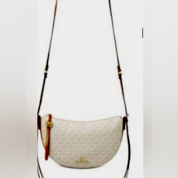 Michael Michael Kors
CAMDEN SMALL MESSENGER BAG - Picture 4 of 12